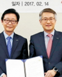 김선덕 HUG 사장(왼쪽)과 문창용 캠코 사장이 지난 14일 부산 국제금융센터 HUG 본사에서 열린 '공적 보증기관 관리채권 정리 등을 통한 주택사업자·수요자 재기지원 업무협약식'에서 기념촬영을 하고 있다.     한국자산관리공사 제공